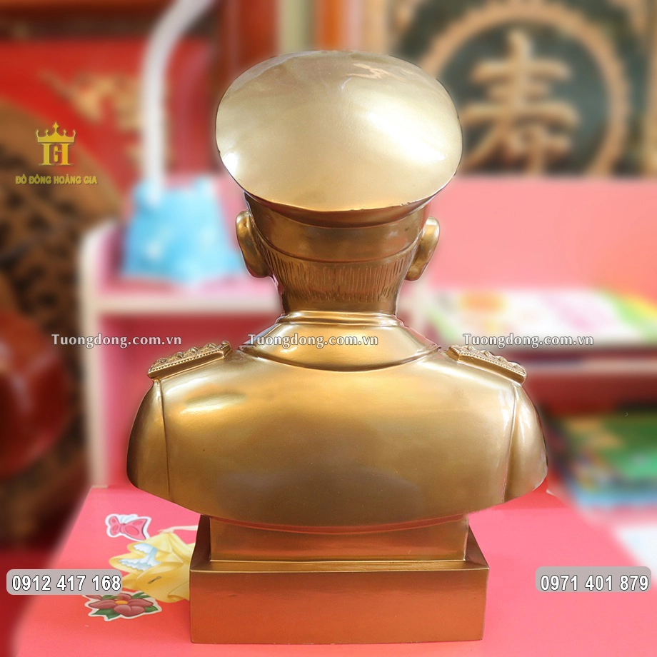 Hình ảnh phía sau của bức tượng đồng